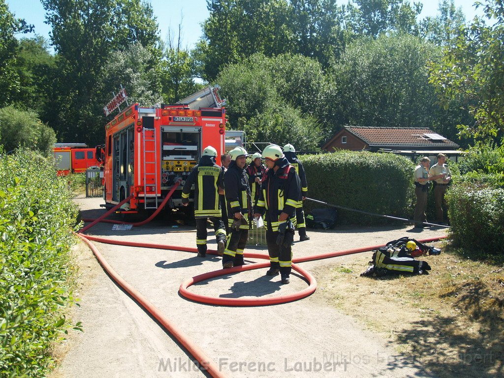 Gartenlaube in Vollbrand Koeln Poll Im Gremberger Waeldchen P239.JPG